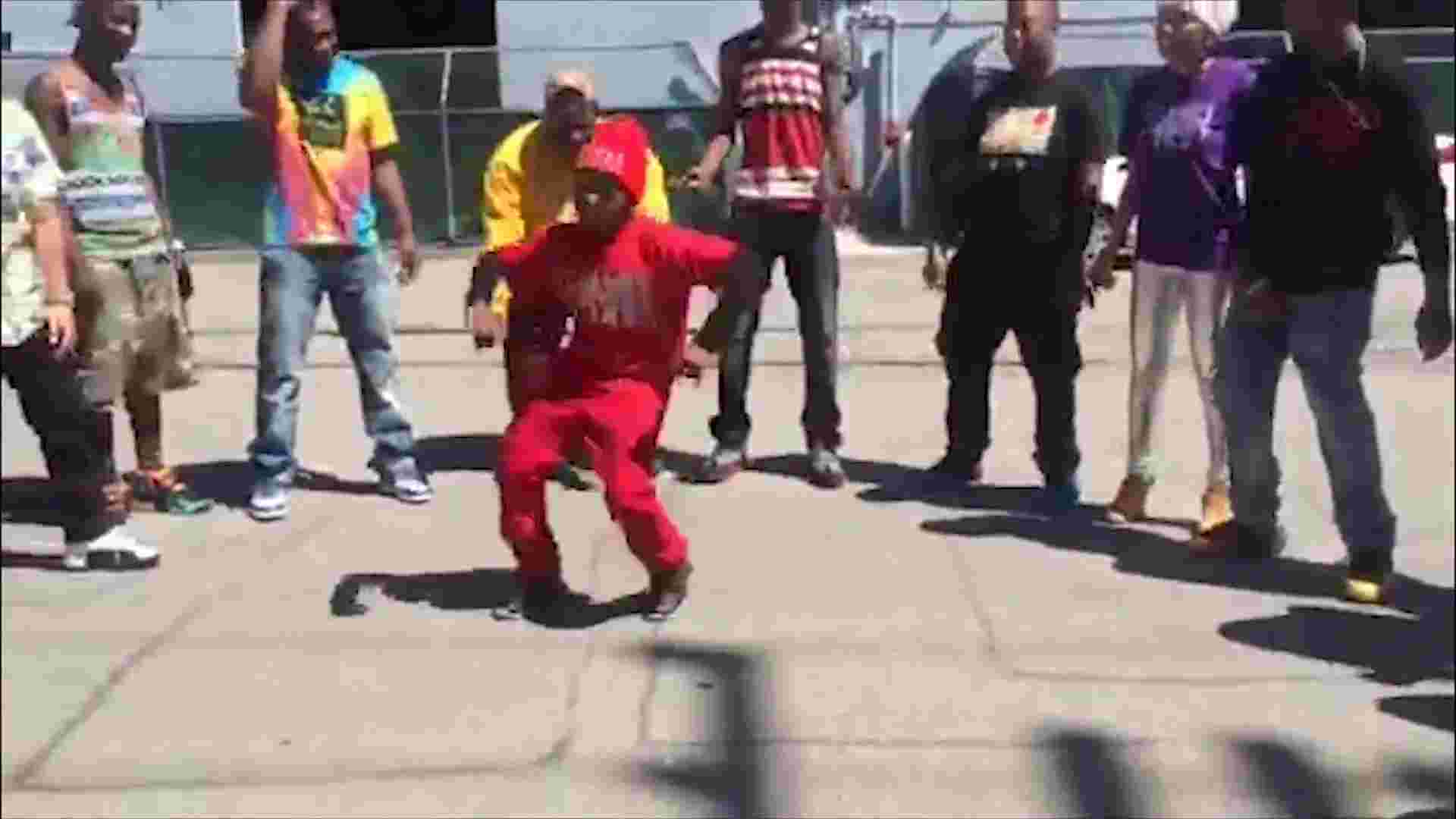 The Nae Nae, a dance from when I was a kid. We were doing this around 2014.

The song is Shabooyah! by 99 Percent. The little kid dancing is Lil Kida, I think the fat guy is Bubba, the one who is mentioned in the Teach Me How To Dougie song (verse 1 - "He go by 